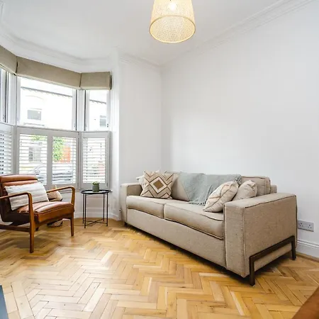 Ferienhaus - Bishy Road Abode *